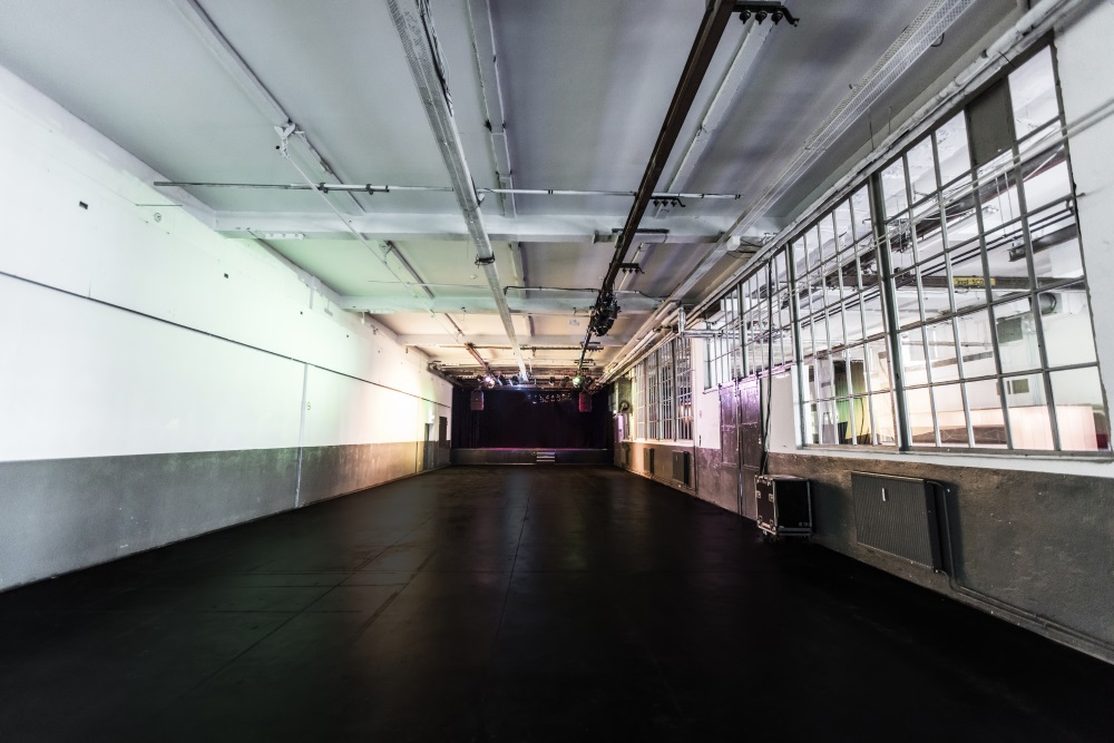 Tagungshotels - Art der Location: Eventlocation - Berlin - Glashaus Raum 1 leer mit Bühne - Glashaus