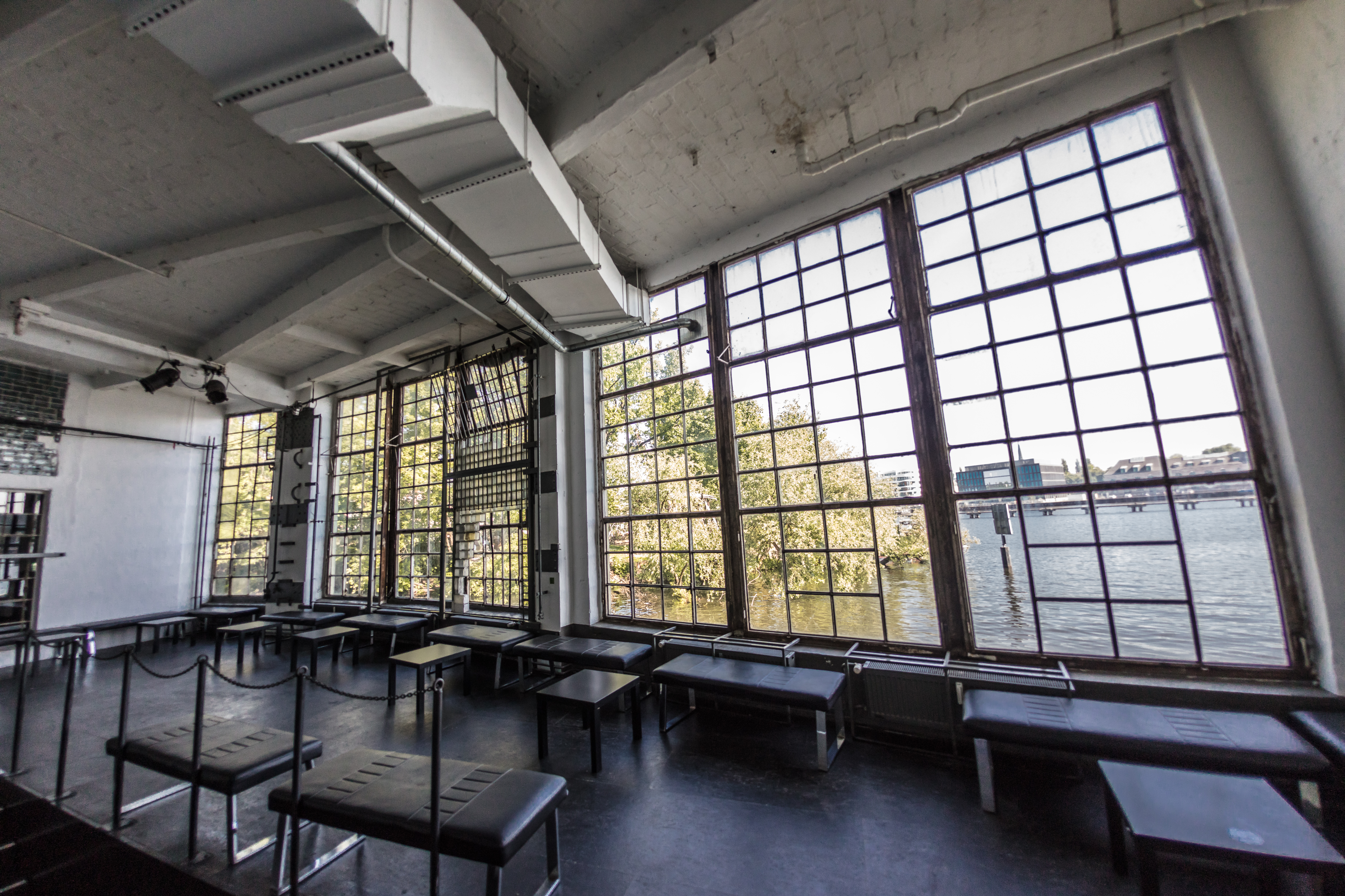 Seminarraum: Glashaus Foyer - Waterfloor - Glashaus