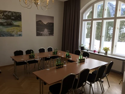 Tagungshotels - Portier: kein Portier - Weißer Salon 40m² - im Erdgeschoss der Villa
Nebenräume wie Herrenzimmer und Salon Bergzauber auch gerne mitnützbar für Gruppenarbeiten o.ä. - Villa Bergzauber