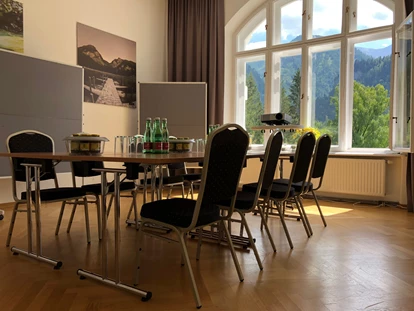 Tagungshotels - Portier: kein Portier - Weißer Salon 40m² - im Erdgeschoss der Villa
Nebenräume wie Herrenzimmer und Salon Bergzauber auch gerne mitnützbar für Gruppenarbeiten o.ä. - Villa Bergzauber
