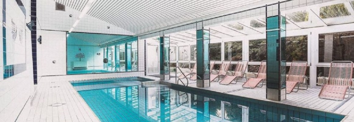 Seminarraum: Schwimmbad - Benessere Hotelbetriebs GmbH - Waldhotel Soodener-Hof