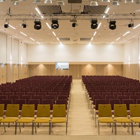 Seminarraum: Der große Seminarraum des BRUNO in Brunn am Gebirge, mit einem Fassungsvermögen für 500 Seminarteilnehmer. Die Raumhöhe beträgt 6 Meter. - BRUNO