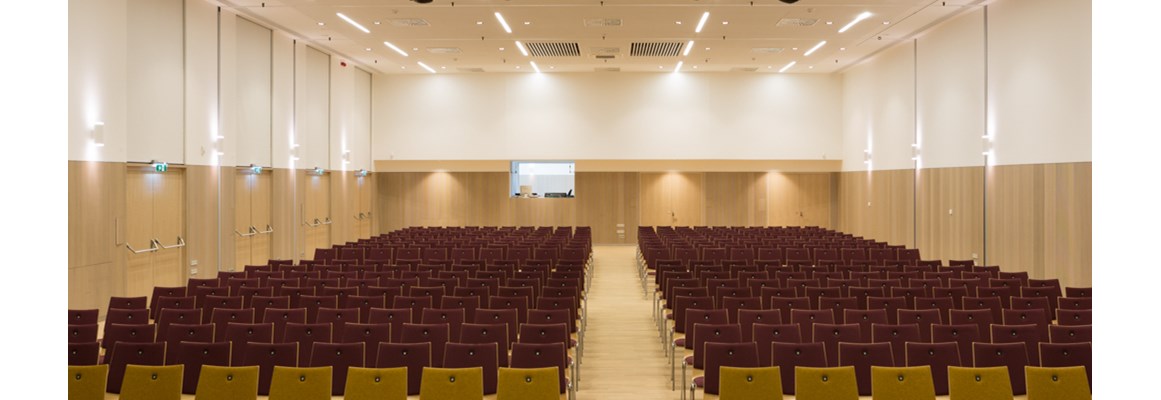 Seminarraum: Der große Seminarraum des BRUNO in Brunn am Gebirge, mit einem Fassungsvermögen für 500 Seminarteilnehmer. Die Raumhöhe beträgt 6 Meter. - BRUNO