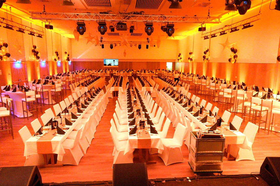 Seminarraum: Der größe Festsaal des BRUNO mit Tafelstellung für rund 250 Personen. - BRUNO