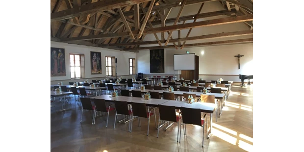 Tagungshotels - Beamer und Leinwand - Ein idealer Ort für Tagungen, Schulungen & Empfänge: Der Wittelsbachersaal im Kloster Scheyern.  - Gäste- und Tagungshaus Kloster Scheyern
