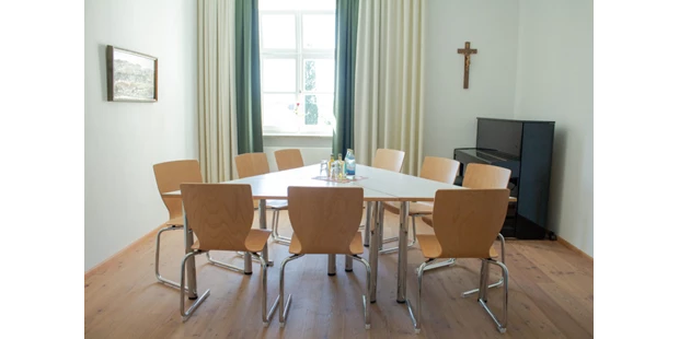 Tagungshotels - Beamer und Leinwand - Die besondere Atmosphäre im Kloster Scheyern ist ideal für Seminare und Workshops. - Gäste- und Tagungshaus Kloster Scheyern