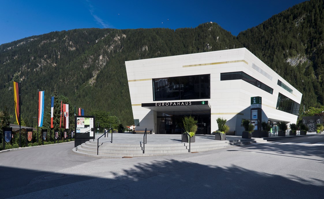 Seminarraum: Außenansicht vom Europahaus.Mayrhofen - Business & Bergwelt nur durch eine Glasscheibe getrennt! - Europahaus.Mayrhofen