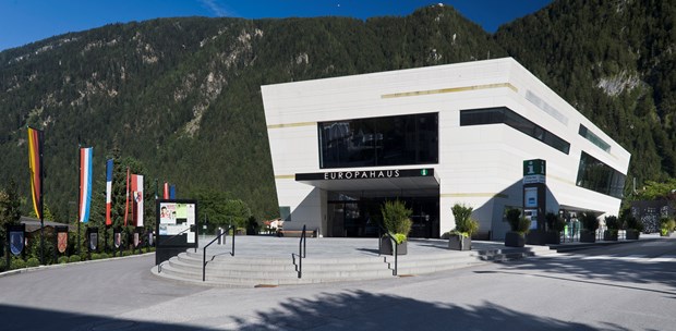 Tagungshotels - Flair: futuristisch - Außenansicht vom Europahaus.Mayrhofen - Business & Bergwelt nur durch eine Glasscheibe getrennt! - Europahaus.Mayrhofen