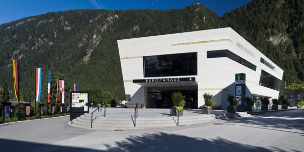 Tagungshotels - Beamer und Leinwand - Außenansicht vom Europahaus.Mayrhofen - Business & Bergwelt nur durch eine Glasscheibe getrennt! - Europahaus.Mayrhofen