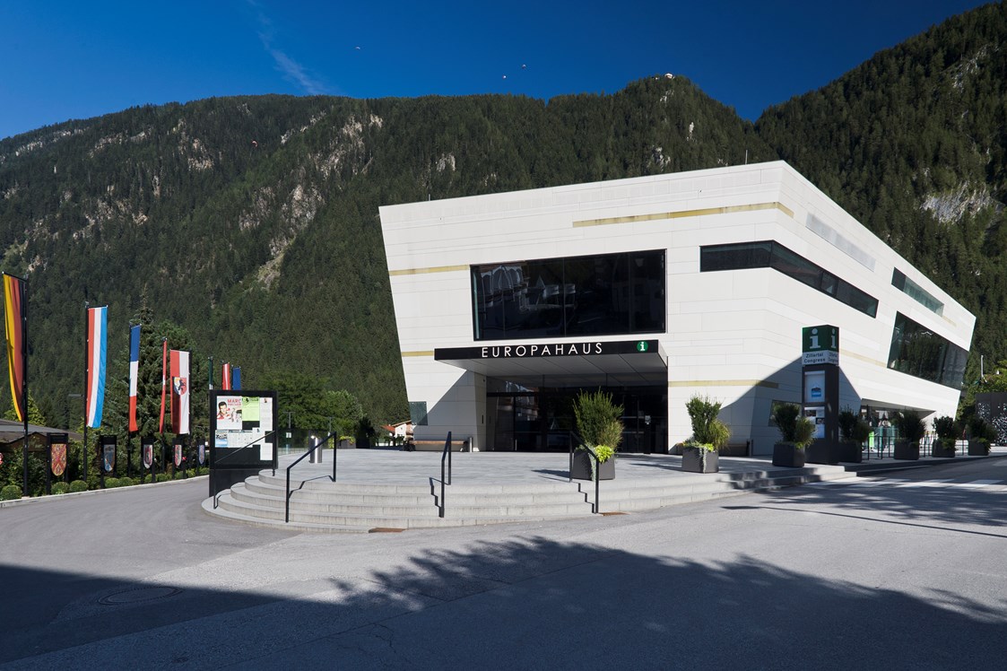 Seminarraum: Außenansicht vom Europahaus.Mayrhofen - Business & Bergwelt nur durch eine Glasscheibe getrennt! - Europahaus.Mayrhofen