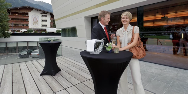 Tagungshotels - Beamer und Leinwand - Empfang auf der Terrasse hinterm Gebäude, vom Saal Mayrhofen direkt erreichbar. - Europahaus.Mayrhofen