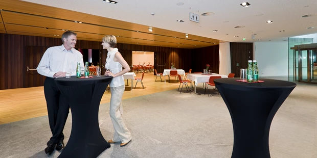 Tagungshotels - Beamer und Leinwand - Lockere Netzwerk-Stimmung im Foyer vor dem Hauptsaal Europa - Europahaus.Mayrhofen