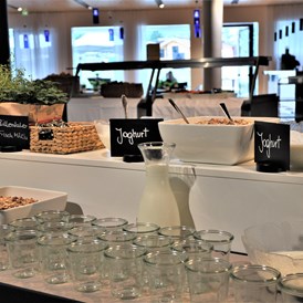 Seminarraum: Buffet für DIY-Joghurt mit verschiedenen Früchten & Toppings
 - Europahaus.Mayrhofen