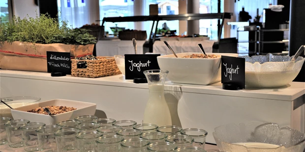 Tagungshotels - Beamer und Leinwand - Buffet für DIY-Joghurt mit verschiedenen Früchten & Toppings
 - Europahaus.Mayrhofen