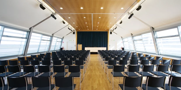 Tagungshotels - Beamer und Leinwand - Dachsaal - Wiener Urania