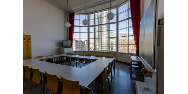 Tagungshotels - Beamer und Leinwand - Atelier - Wiener Urania