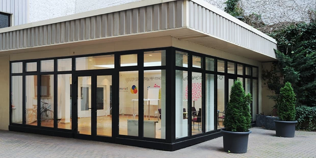 Tagungshotels - Beamer und Leinwand - Pavillon outside - Meeet | Mitte: Ein Loft mit spannenden Räumen
