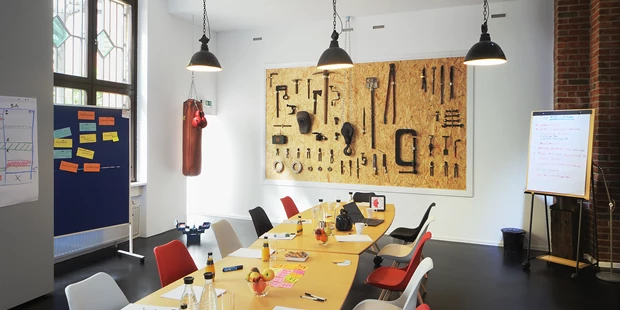 Tagungshotels - Beamer und Leinwand - Raum Work+Think combined - Meeet | Mitte: Ein Loft mit spannenden Räumen