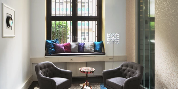 Tagungshotels - Beamer und Leinwand - Raum Inspire - Meeet | Mitte: Ein Loft mit spannenden Räumen