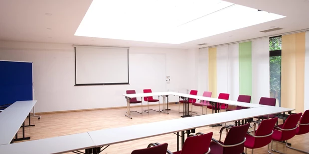 Tagungshotels - Beamer und Leinwand - Pavillon inside - Meeet | Mitte: Ein Loft mit spannenden Räumen