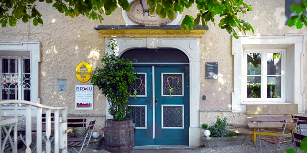 Tagungshotels - Beamer und Leinwand - Eingang Seminarhaus - Seminarhaus BRÄU