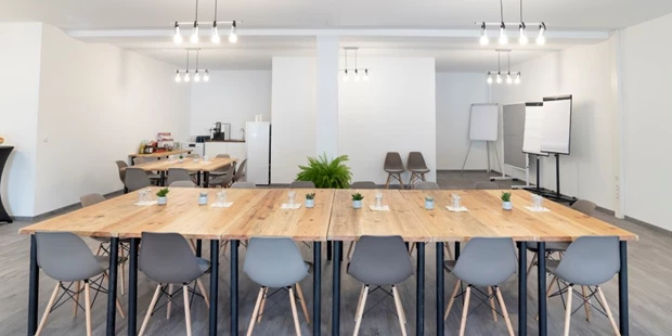 Tagungshotels - Abhörsicher: Einzelne Räume - Tischblock im Studio rechts - Invitata - Creative Rooms (Maistraße)