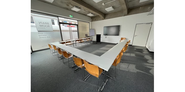 Tagungshotels - Beamer und Leinwand - 1 - 36 Personen | 50 qm | 
Ausstattung:
- Interaktiver Touchscreen - Samsung digitale Flipchart
- Flipchart
- Moderationskoffer 
- FREE WIFI
- Stehpult - Brain Room