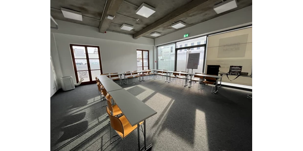 Tagungshotels - Beamer und Leinwand - Brain Room