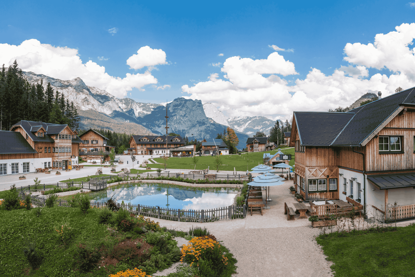 Seminarraum: Dorfplatz mit Zloam Wirt und Veranstaltungsgebäude Klangwerkstatt im Narzissendorf Zloam - Narzissendorf Zloam - Grundlsee