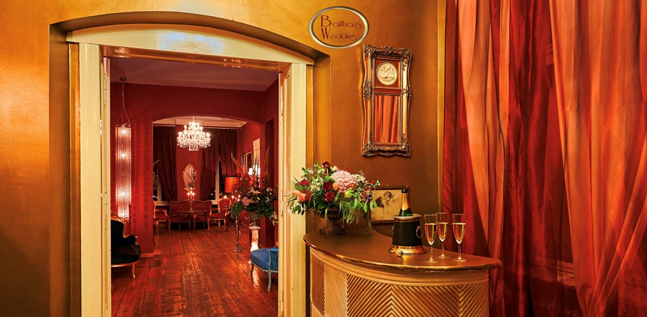 Ballhaus Wedding Räume goldene Bar