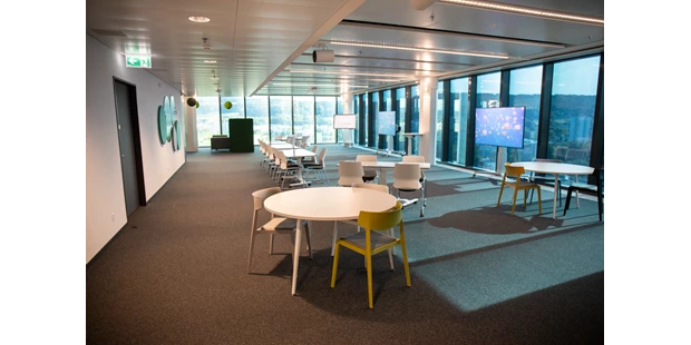 Tagungshotels - Beamer und Leinwand - Offsite Lab
