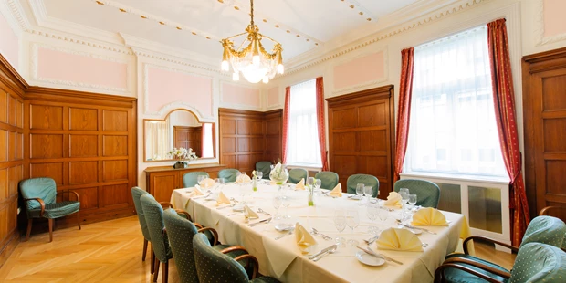 Tagungshotels - Beamer und Leinwand - Schiestlzimmer - Ines Dombois