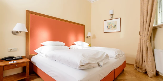 Tagungshotels - Beamer und Leinwand - Suite Schlafraum - Ines Dombois