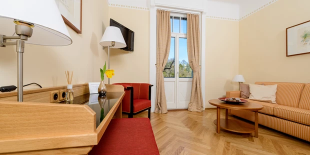 Tagungshotels - Beamer und Leinwand - Suite Wohnraum - Ines Dombois