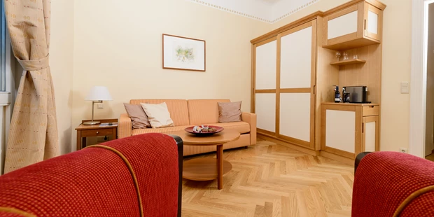 Tagungshotels - Beamer und Leinwand - Suite Wohnraum - Ines Dombois