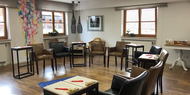 Tagungshotels - Beamer und Leinwand - Tagungsraum KARO im Restaurant 4Eck Garmisch-Partenkirchen - Eventraum KARO