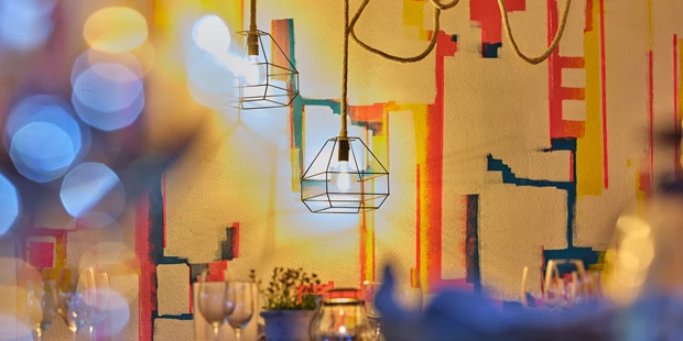 Tagungshotels - Beamer und Leinwand - Tagungsraum KARO im Restaurant 4Eck Garmisch-Partenkirchen - Eventraum KARO