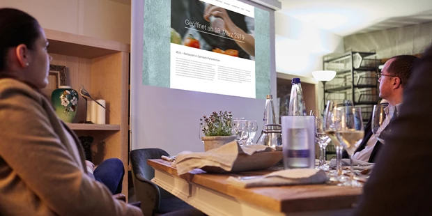 Tagungshotels - Beamer und Leinwand - Tagungsraum KARO im Restaurant 4Eck Garmisch-Partenkirchen - Eventraum KARO