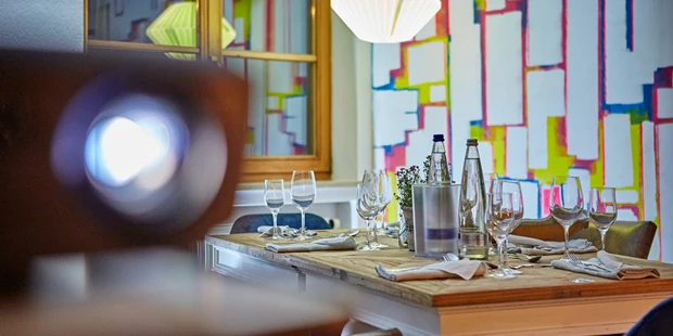 Tagungshotels - Beamer und Leinwand - Tagungsraum KARO im Restaurant 4Eck Garmisch-Partenkirchen - Eventraum KARO