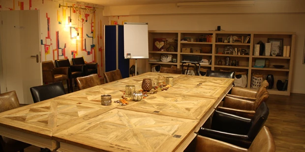 Tagungshotels - Beamer und Leinwand - Tagungsraum KARO im Restaurant 4Eck Garmisch-Partenkirchen - Eventraum KARO