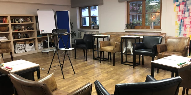 Tagungshotels - Beamer und Leinwand - Tagungsraum KARO im Restaurant 4Eck Garmisch-Partenkirchen - Eventraum KARO