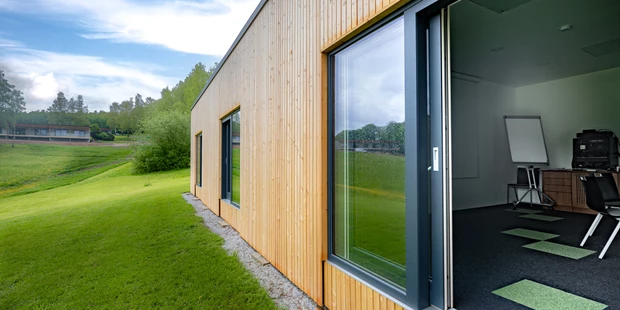Tagungshotels - Beamer und Leinwand - 2x 60 m² Seminarraum mit Waldblick für je max. 45 Personen - Hotel-Restaurant Ottenstein