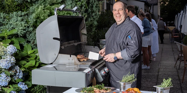 Tagungshotels - Beamer und Leinwand - Barbecue auf der Hotelterrasse nach dem Seminar - Hotel-Restaurant Ottenstein