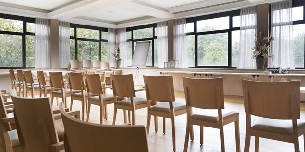 Tagungshotels - Beamer und Leinwand - Ostsaal mit Bestuhlung - Hotel-Restaurant Ottenstein